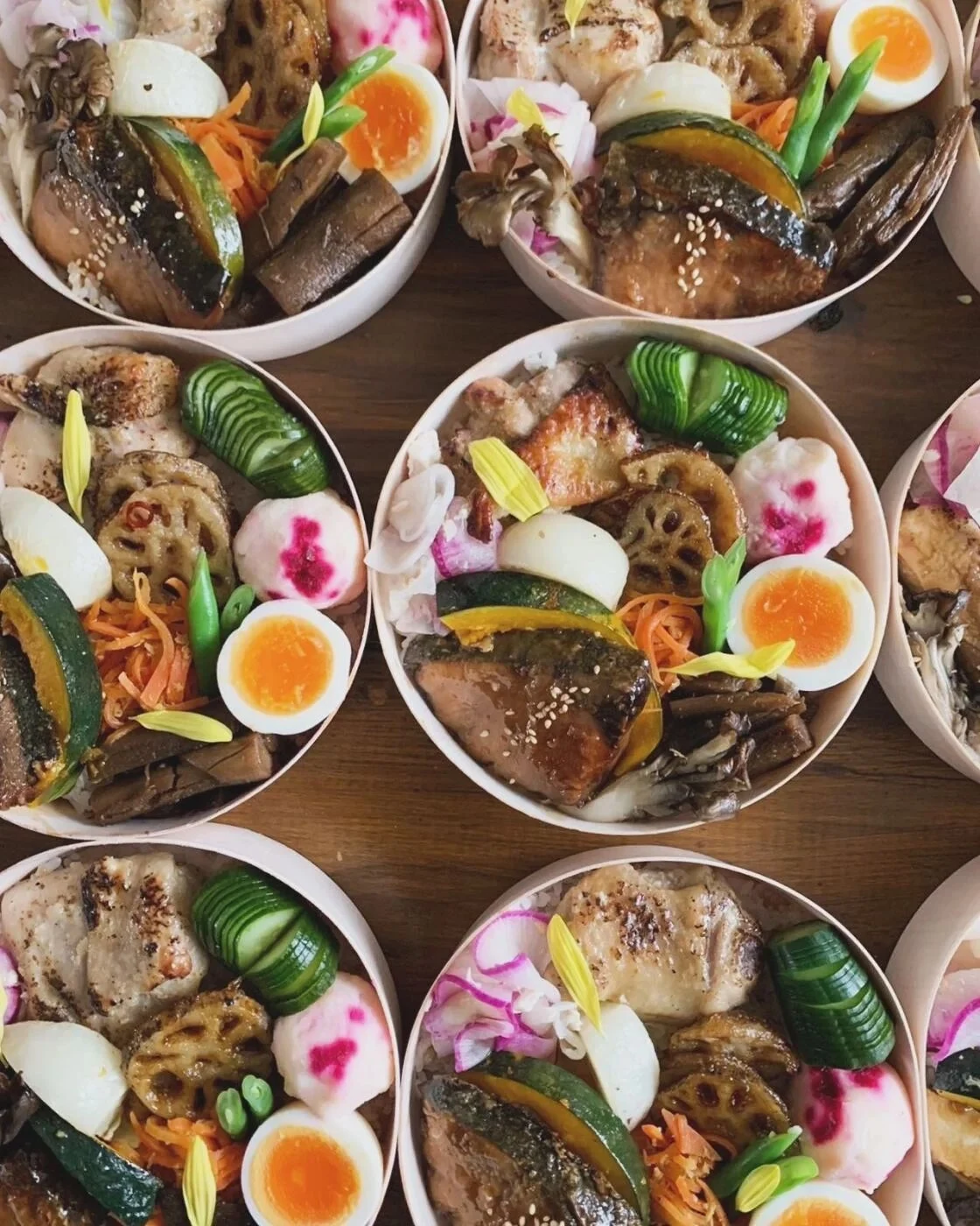 季節の野菜とメインを丸い容器に盛り込んだ丸弁当