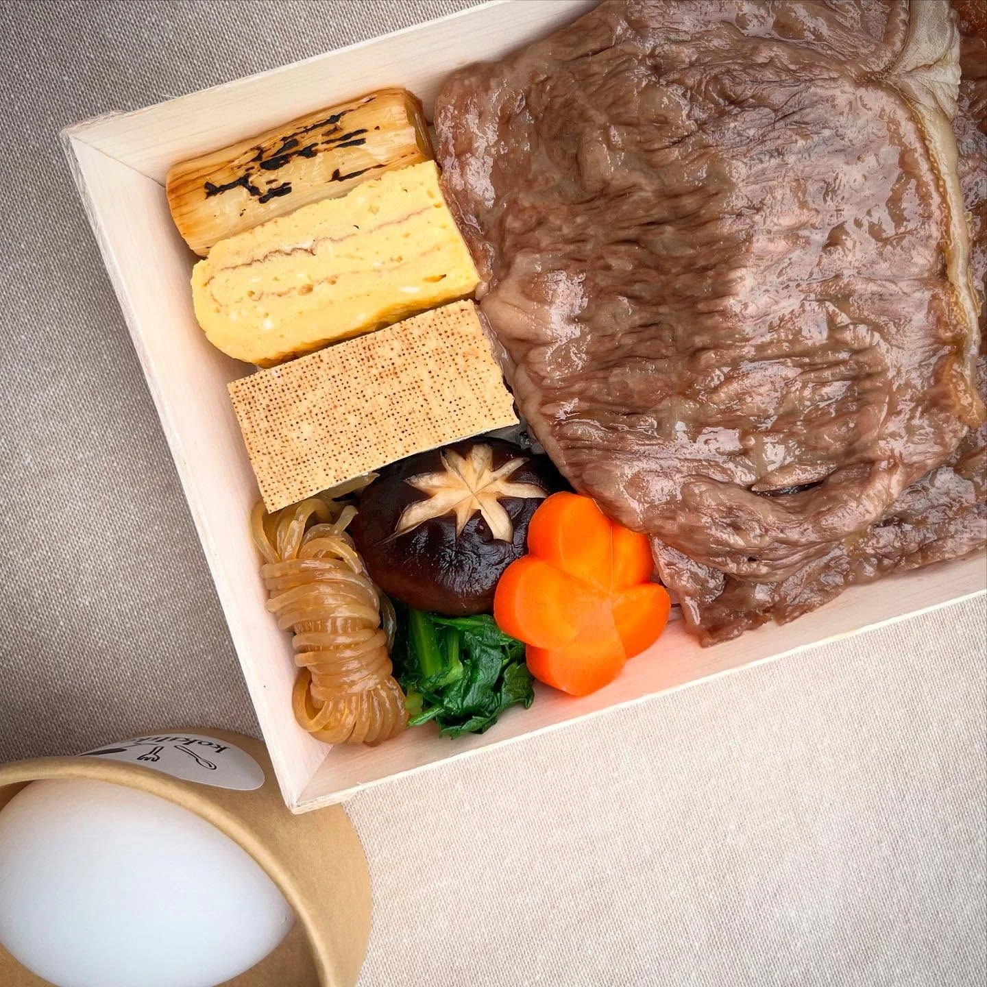 黒毛和牛のすき焼きを盛り込んだお弁当