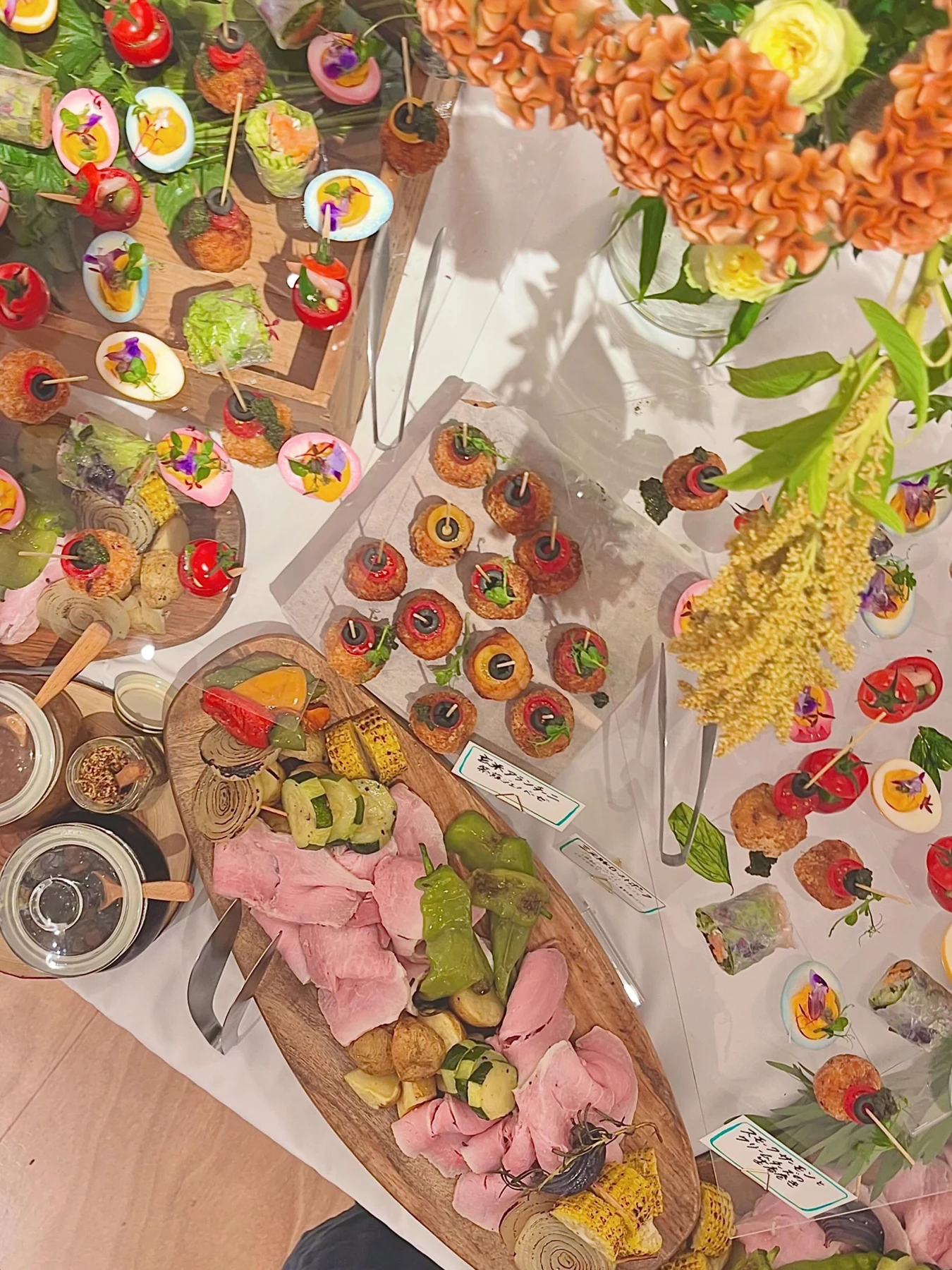 周年イベントの、彩り豊かな料理と装花のあるケータリング